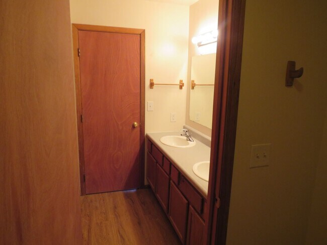 Building Photo - 2 Bedrooms 1 Bathroom 4 Plex - Belgrade