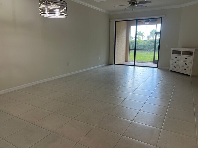 Building Photo - 2 bedroom, 2 bathroom attached villa home in Islandwalk!