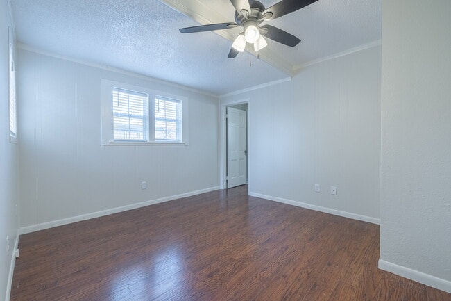 Building Photo - Beautiful Tech Terrace Home! Full of Chara...