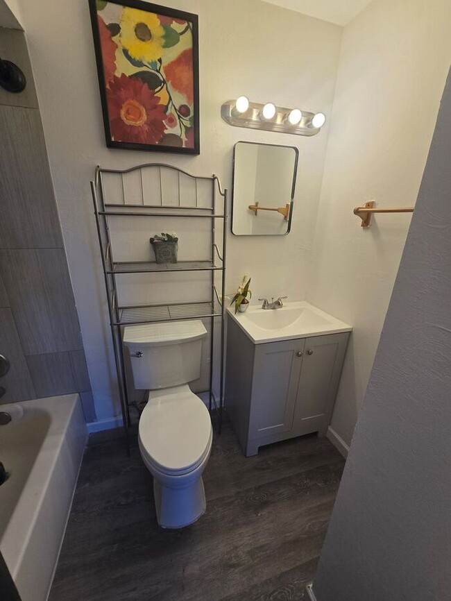 Building Photo - Rooms for Rent – Furnished, Lockable, & Private Backyard! 6 Spots Open.