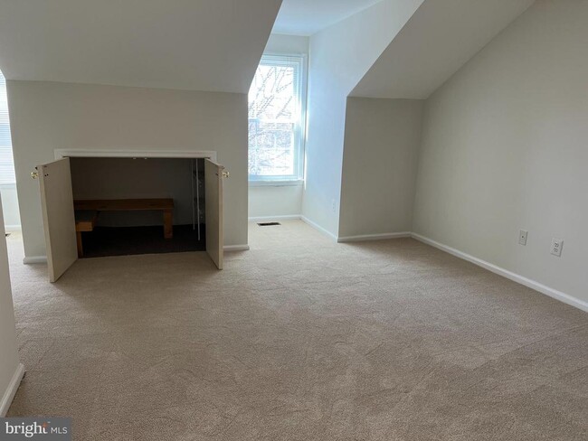 Building Photo - 6015 Netherton St