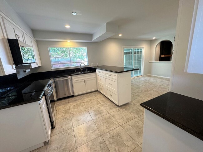 Building Photo - Spacious East Ventura 4 Bedroom Home – Sin...