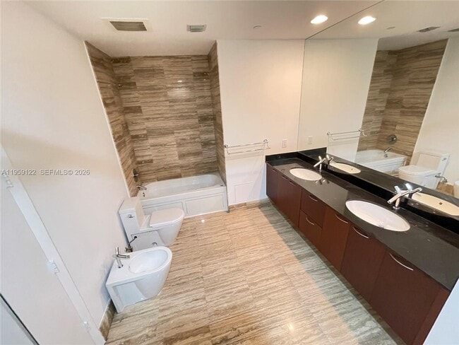 Building Photo - 15901 Collins Ave