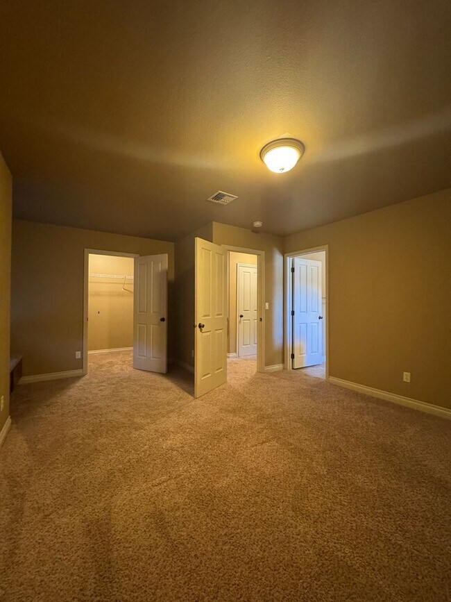 Building Photo - 605 Tamarack St