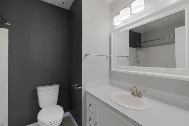 Building Photo - **3 Bedroom with a non-conforming and 2.5 bathrooms in Millard**