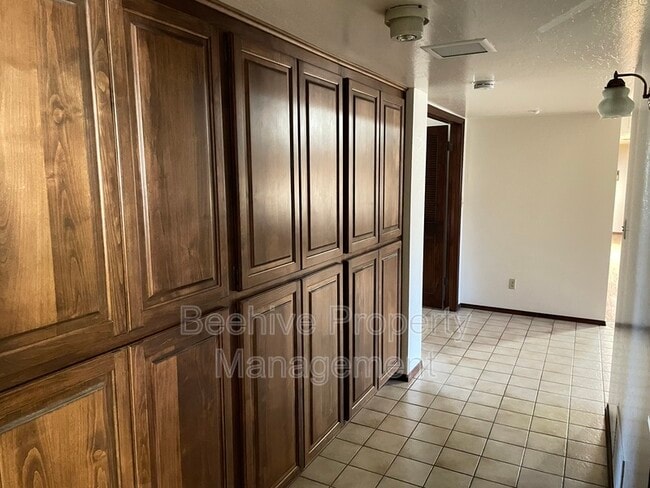 Building Photo - 1420 N Center St