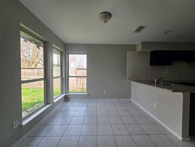 Building Photo - 1818 Pine Hollow Dr