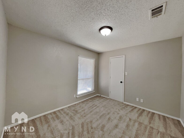 Building Photo - 3528 Park Lake Dr