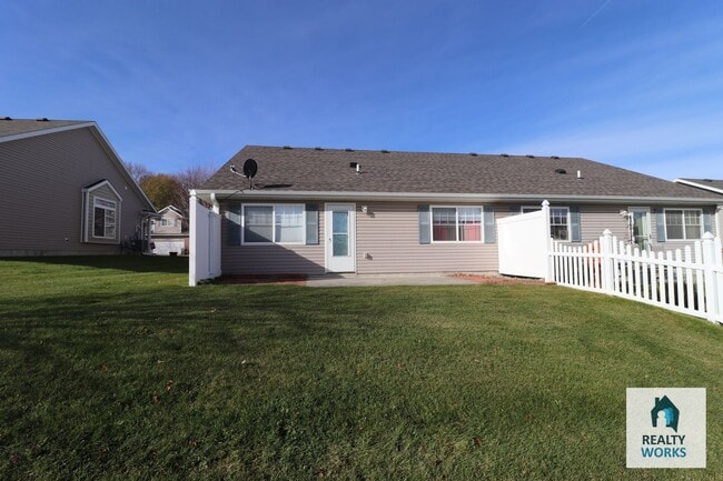 Building Photo - 2 Bedroom 1.5 Bathroom Open Concept Duplex!