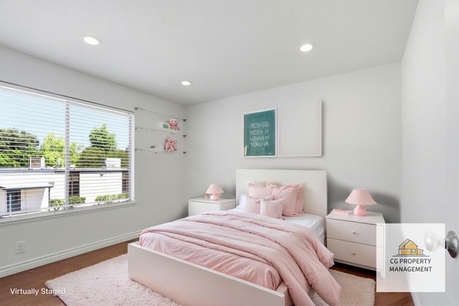 Building Photo - Beautifully Remodeled 3BD Townhome | Multi-Zone A/C | Private Patio