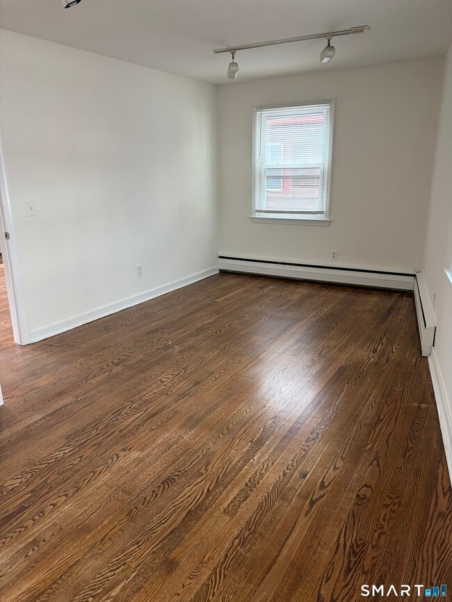 Building Photo - 28 Cross St