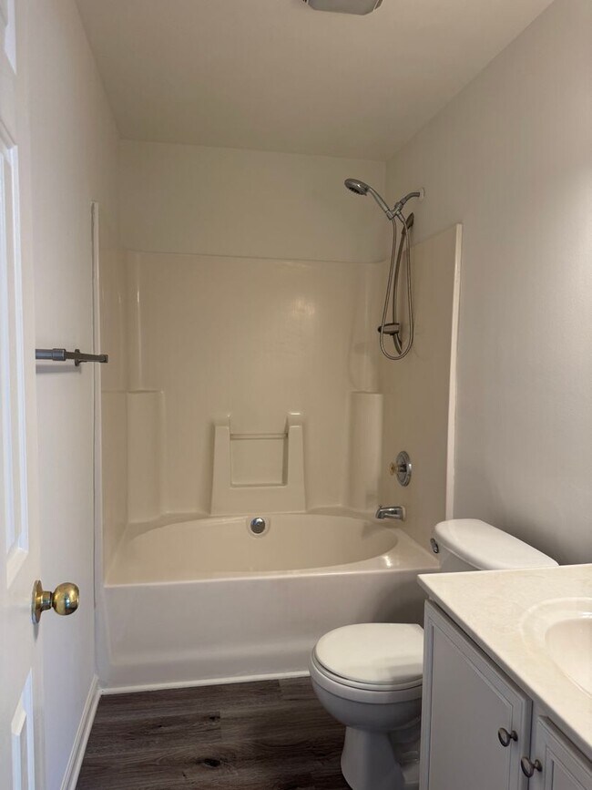 Building Photo - Three Bedroom Townhouse in Sherrills Ford with Bonus Room