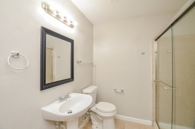 Building Photo - 10403 Royal Oaks Dr