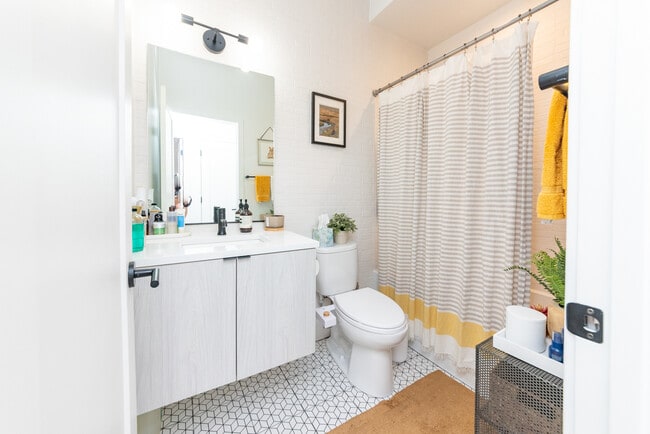 Building Photo - 1336 W Bryn Mawr Ave