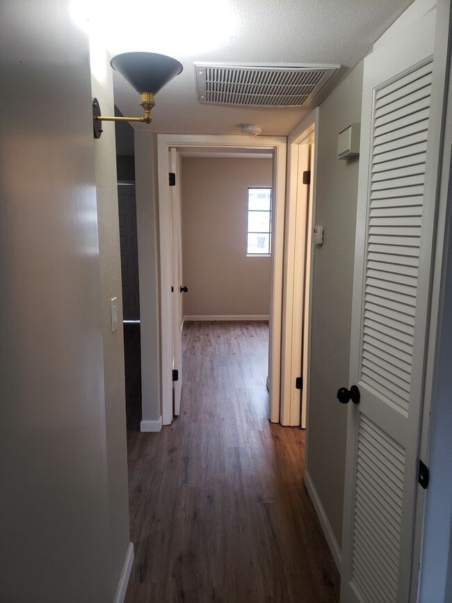 Building Photo - Renovated 2 bed / 1 bath with washer/dryer...