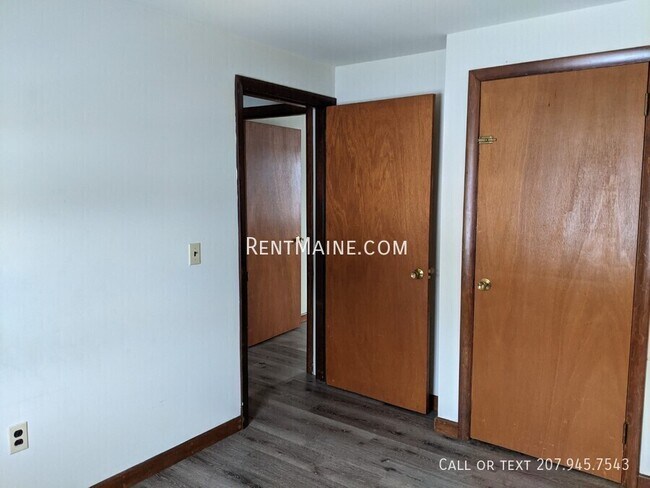 Building Photo - 13 Hemlock St