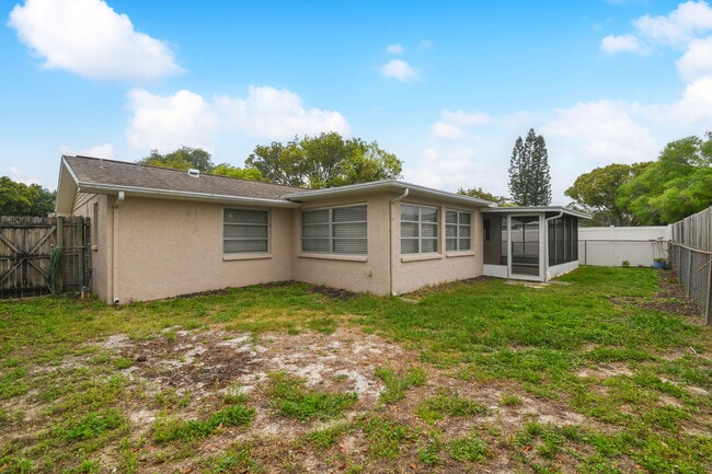 Building Photo - 4818 Dogwood St