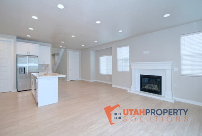 Building Photo - 5002 Evergreen Ln