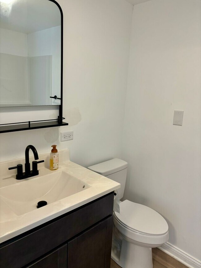 Building Photo - Beautiful 2 bedroom home