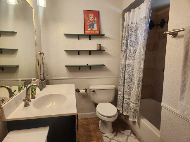 Building Photo - 115 Field Crest Dr