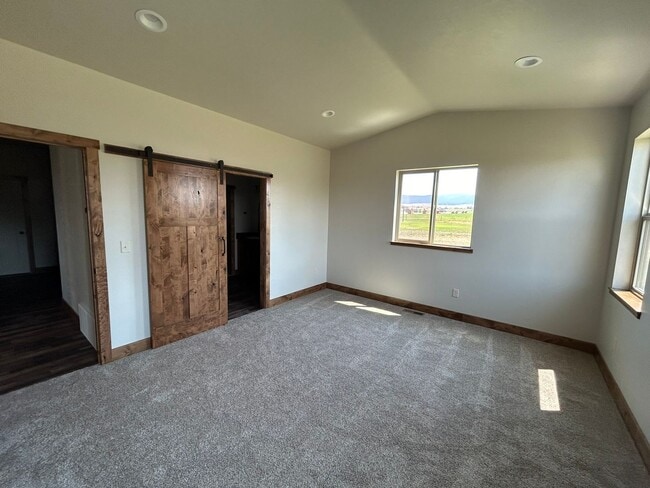 Building Photo - Beautiful Home in Rural Setting