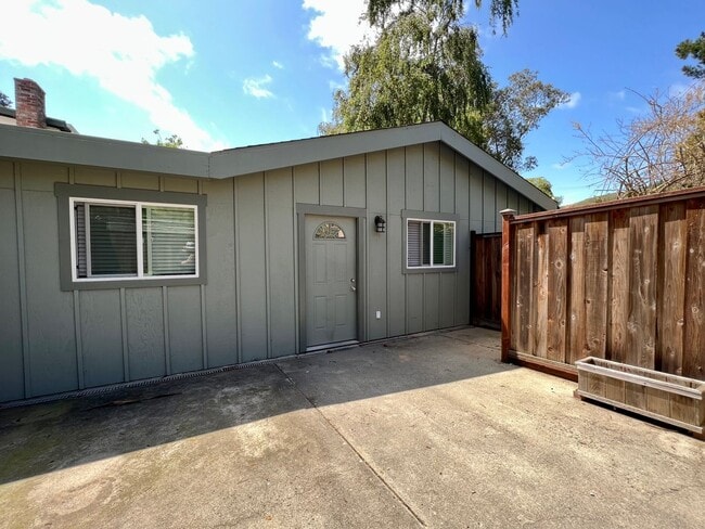 Building Photo - Stunning 1-Bed, 1-Bath with Private Entrance/Parking - UTILITIES INCLUDED!