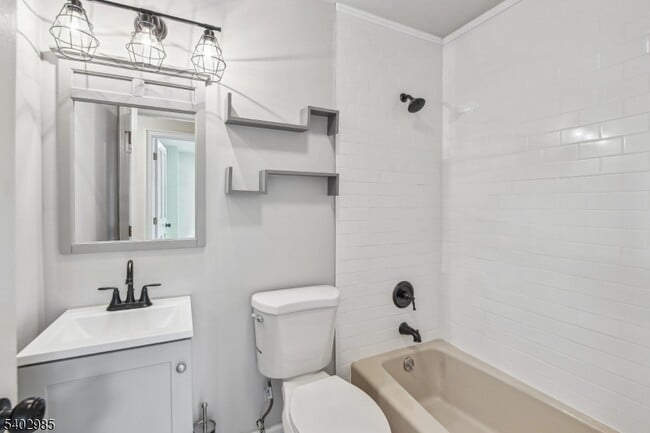 Building Photo - 4 Tow Path Cres