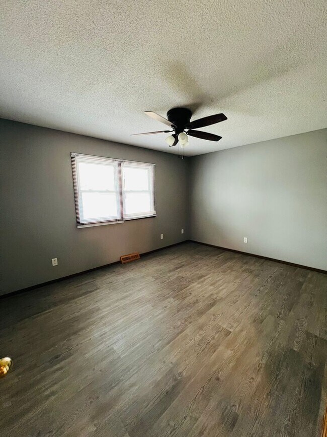 Building Photo - 3 Bedroom Home w/ Garage in Marion, IA