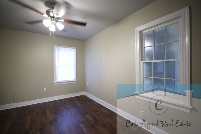 Building Photo - Recently renovated 3 bed, 1.5 bath home - back deck, garage, fenced yard!!