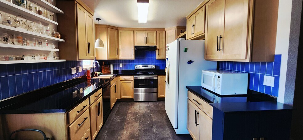 Kitchen - 976 Monroe Ave
