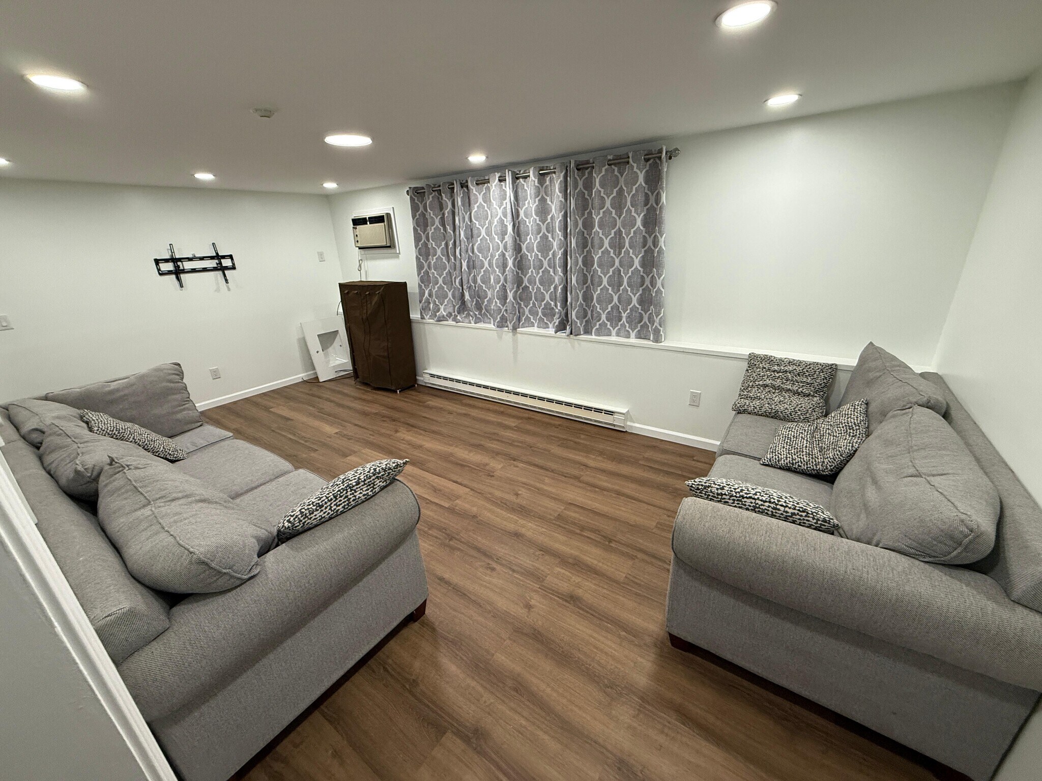 Building Photo - 15 Spencer Rd