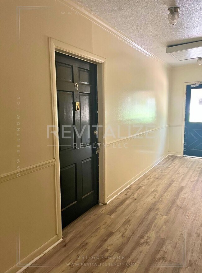 Building Photo - Charming 2/1 Apartment in Midtown!
