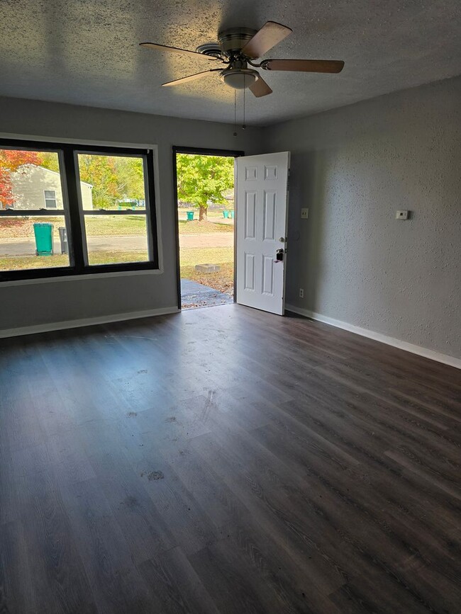 Building Photo - LIMITED TIME**NO APPLICATION FEE**1/2 OFF ...