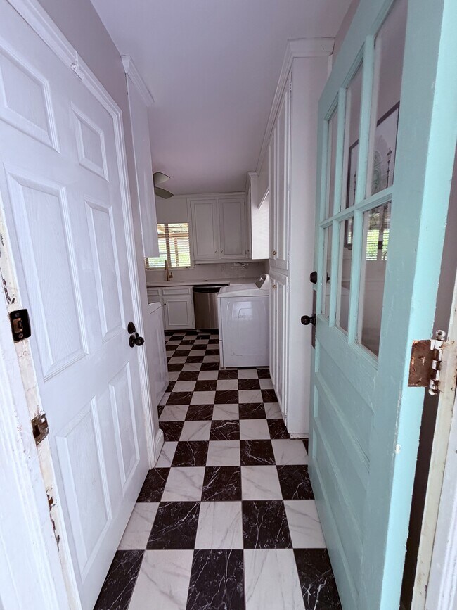 Building Photo - 13 Brookside Dr