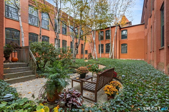 Building Photo - 25 Grand St