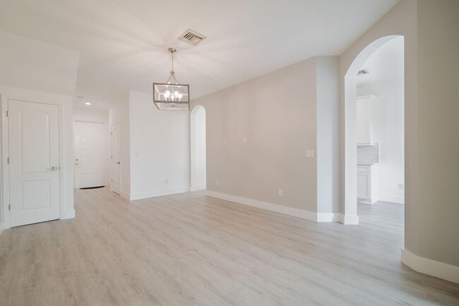 Building Photo - 205 River Bluff Ln