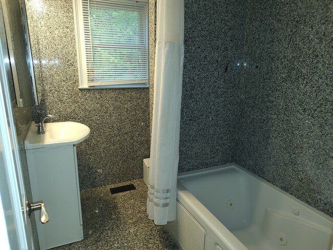 tiled bath/jacuzzi - 58 Mahopac Ave