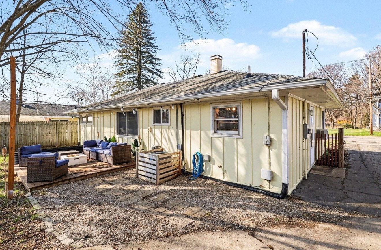 Building Photo - 133 W Hughes St