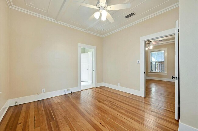 Building Photo - 507 E Live Oak St