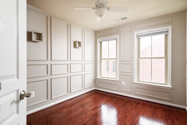 Building Photo - 2638 S Kenmore Ct