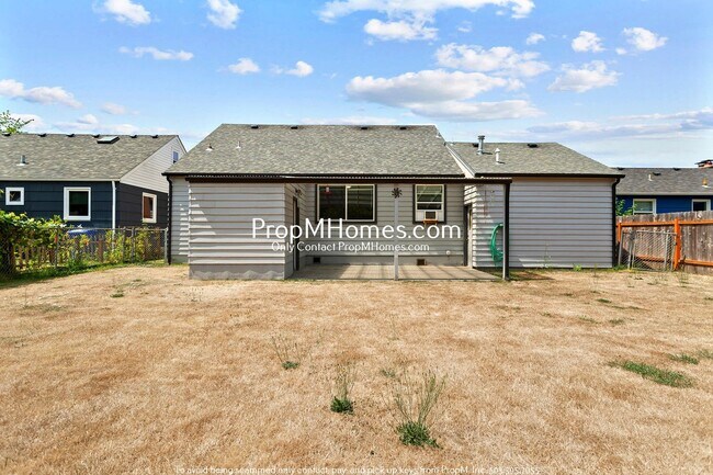 Building Photo - Three Bedroom Cottage in NE Salem!