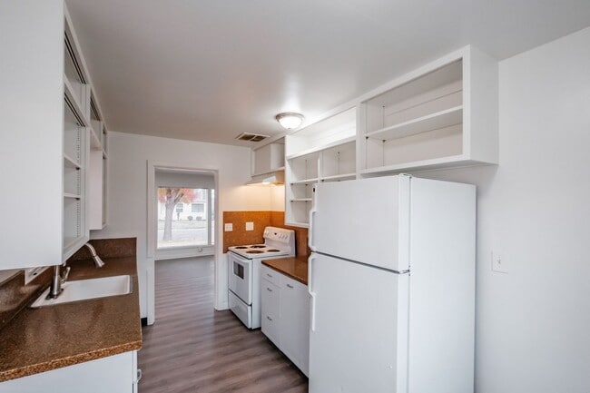 Building Photo - 2490 Maple Ave NE