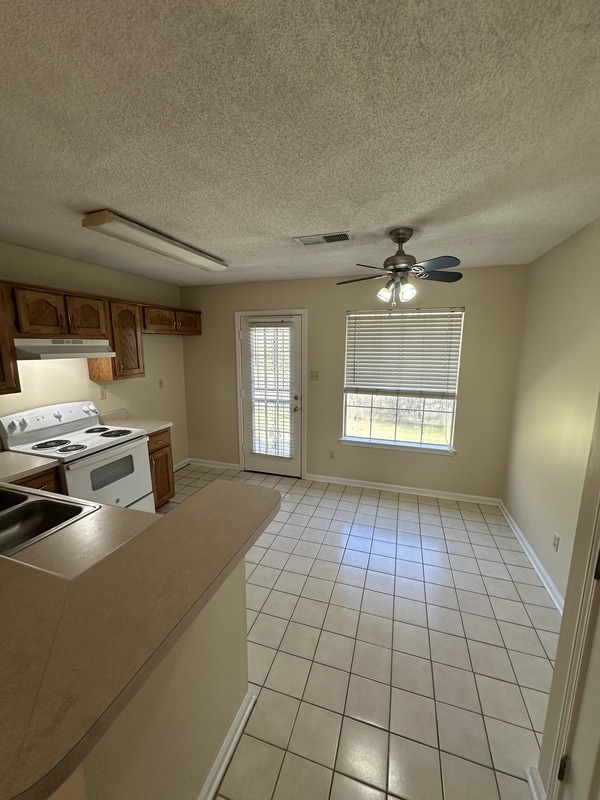 Building Photo - 6968 Bellevue Trce