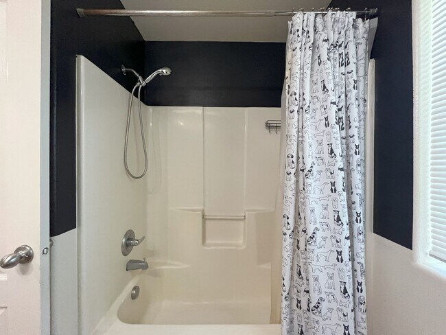 Building Photo - Bright 2-Bedroom Condo with Laminate Floor...