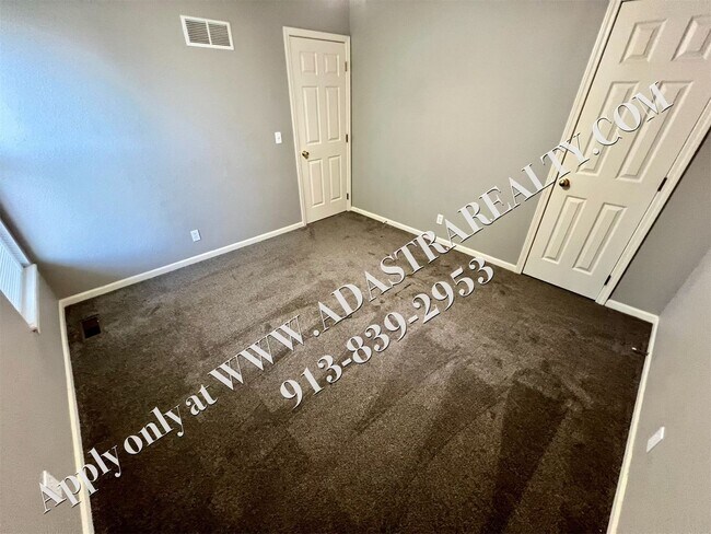 Building Photo - Beautiful 4 Bed Townhome in Gardner-Coming...