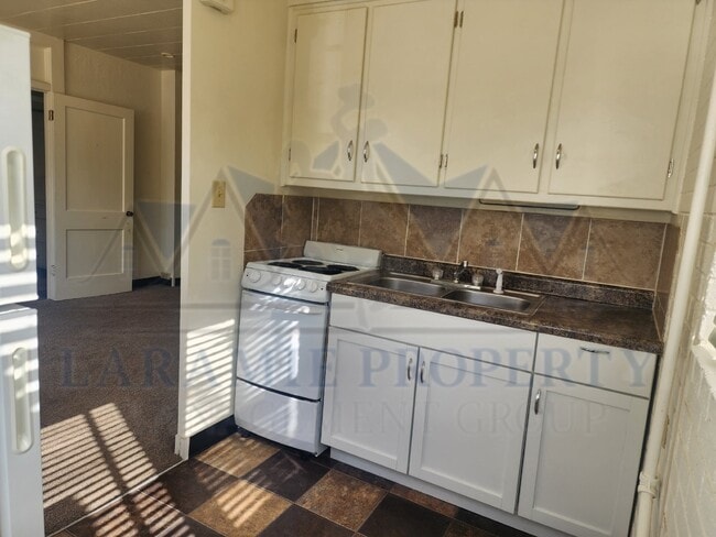 Building Photo - Studio Apartment close to University of Wyoming
