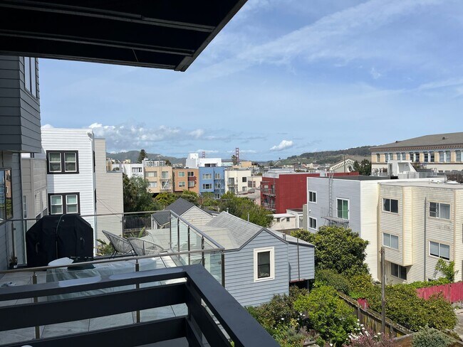 Building Photo - Amazing rare updated full floor Richmond f...