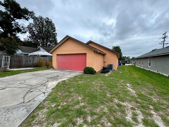 Building Photo - 3 Bedroom 2 Bath in Lakeland