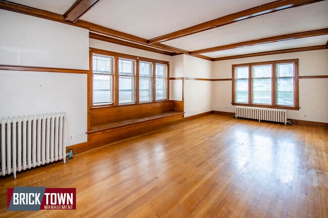 Building Photo - 115 S 38th Ave