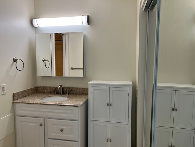 Building Photo - Pearl Regency 1 bedroom, 1 bath condo, wit...